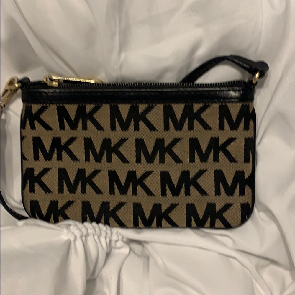 Michael kors wristlet